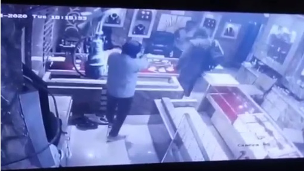 दुकान लूटने आए बदमाश ने तानी बन्दूक.