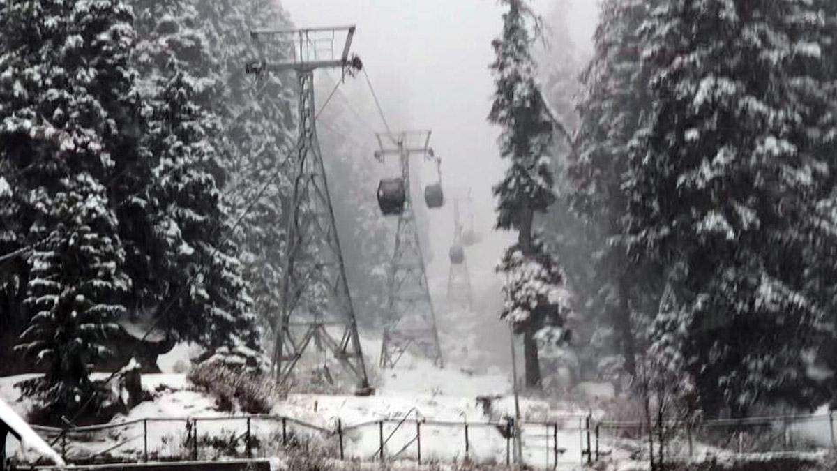 जम्मू-कश्मीर में हुई सीजन की पहली बर्फबारी (फोटो आजतक)