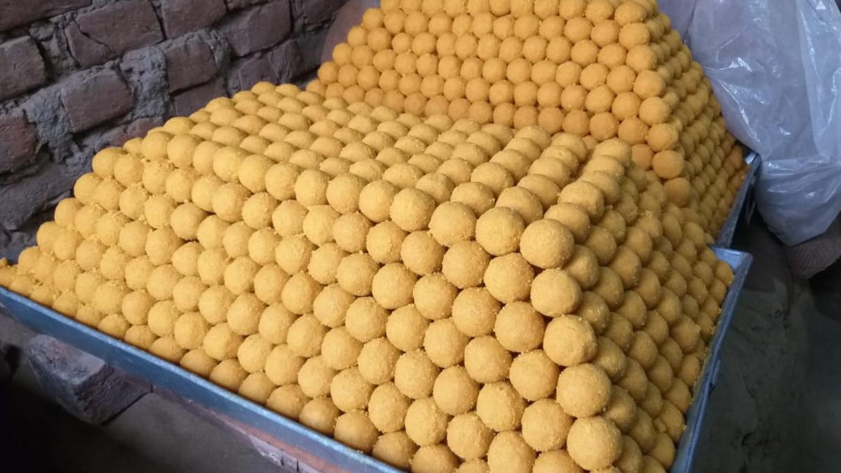 मनेर के प्रसिद्ध लड्डुओं के लिए एडवांस ऑर्डर.