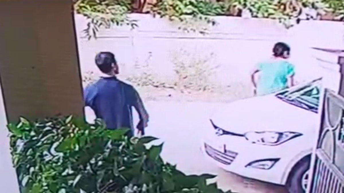 रंगोली बनाती महिला के गले से उड़ाई चेन  (फोटो आजतक)