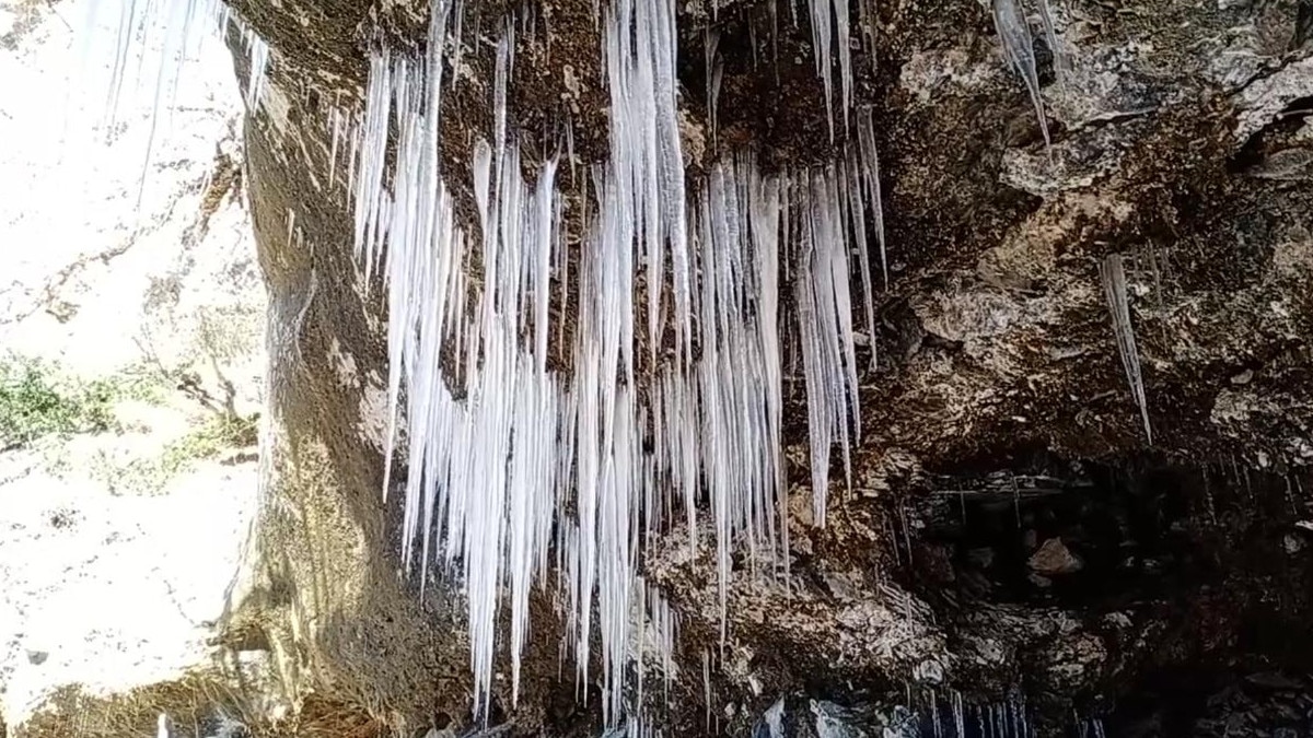 बहता पानी जमकर बना बर्फ, चमोली में हाड़ कंपाने वाली सर्दी ने दी दस्तक.