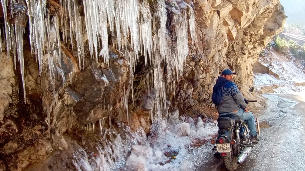 बहता पानी जमकर बना बर्फ, चमोली में हाड़ कंपाने वाली सर्दी ने दी दस्तक.