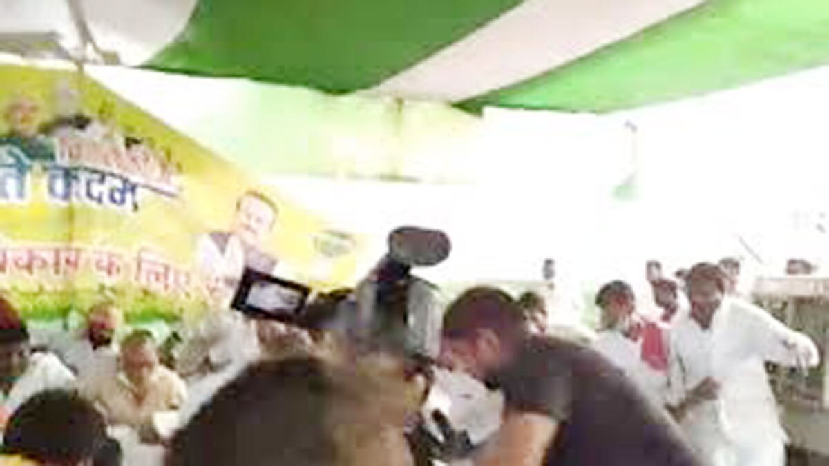 जदयू के उम्‍मीदवार चंद्रिका राय का मंच गिरा (फोटो आजतक)