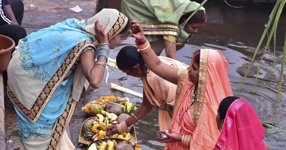महिलाओं ने एक-दूसरे को लगाया सिंदूर