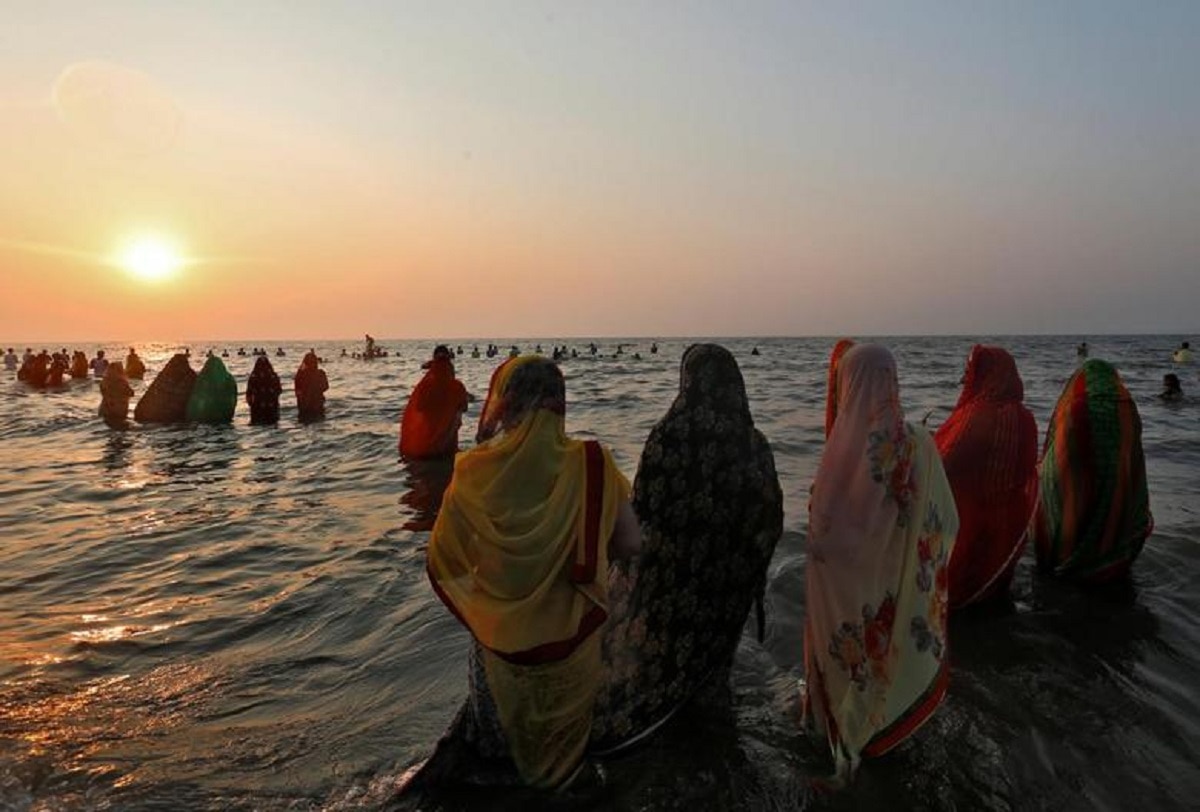 सूर्य को अर्घ्य