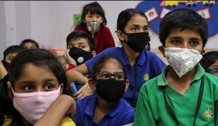  स्कूल बैग जो क्लासरूम में बन जाएगा डेस्क