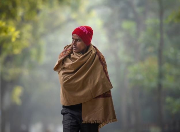 ठंड से ठिठुरने लगे लोग
