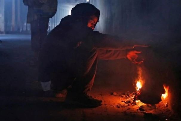 ठंड से ठिठुरने लगे लोग