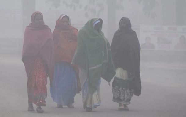 ठंड से ठिठुरने लगे लोग