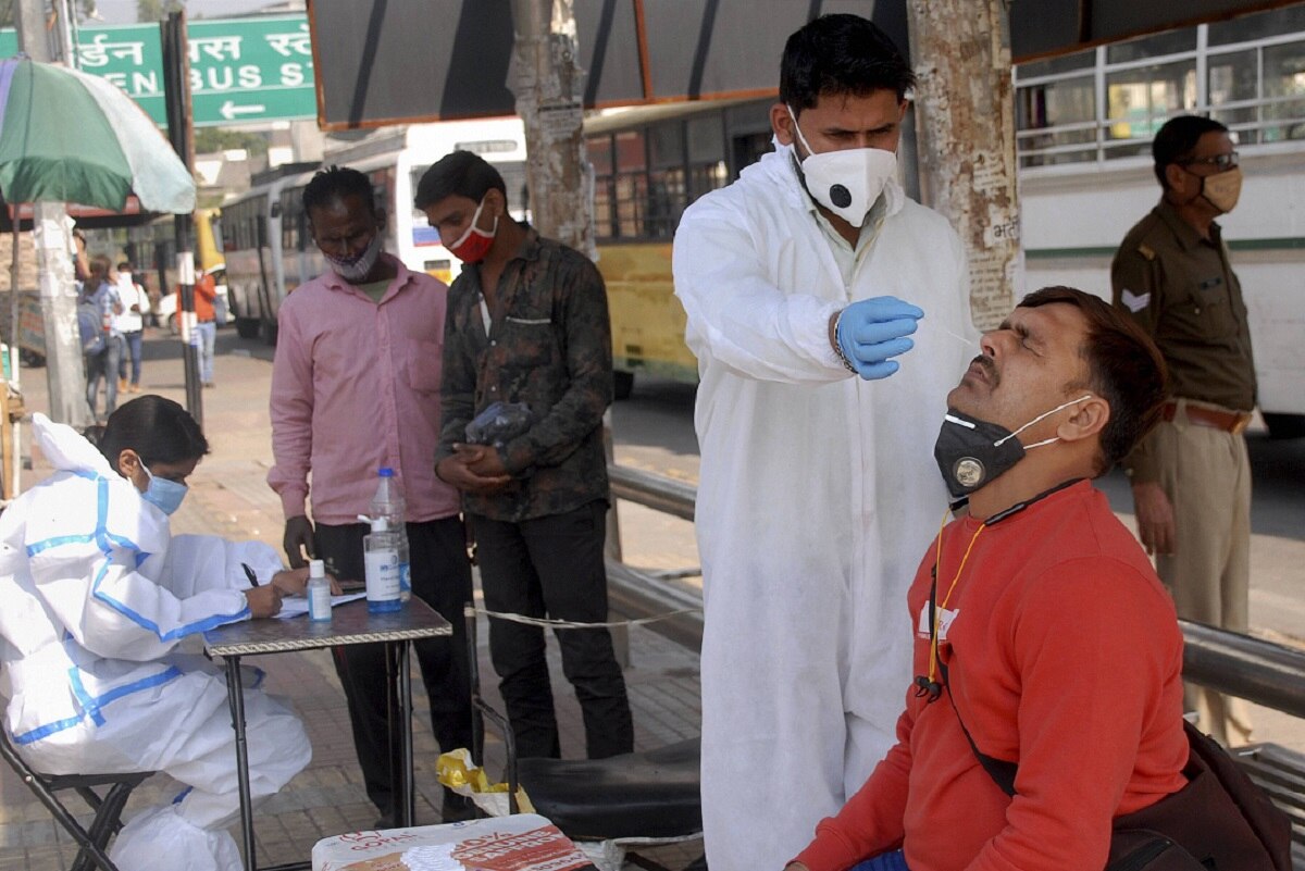 फिर कंट्रोल से बाहर हुआ कोरोना