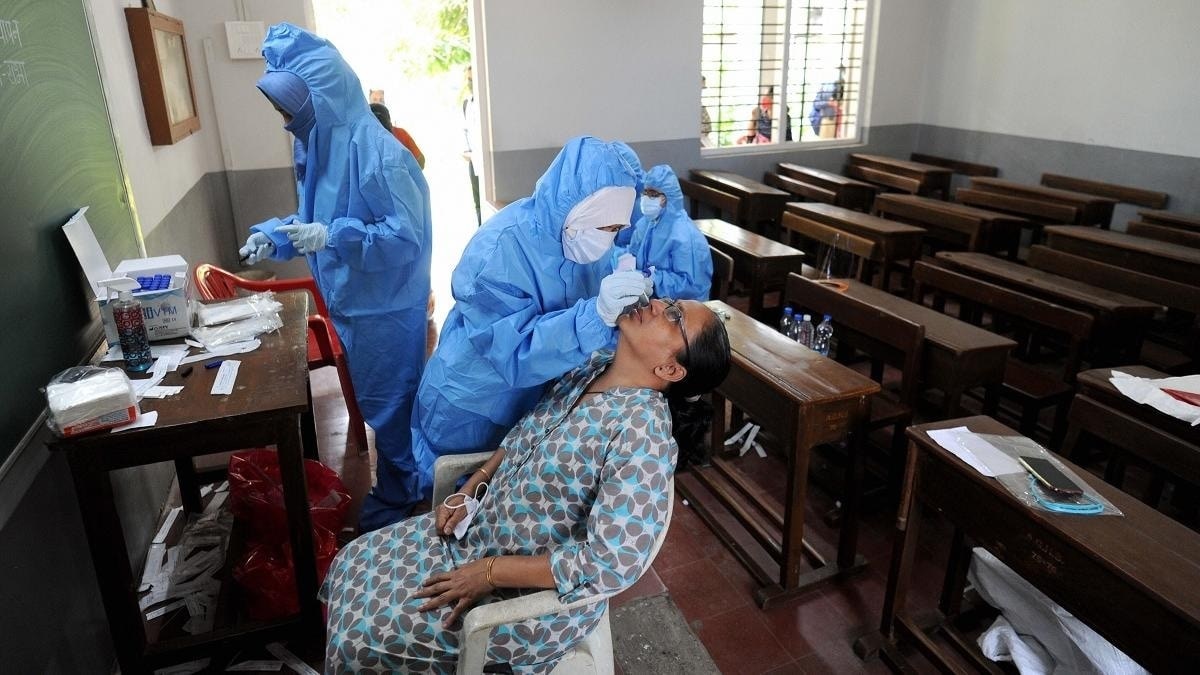 फिर कंट्रोल से बाहर हुआ कोरोना