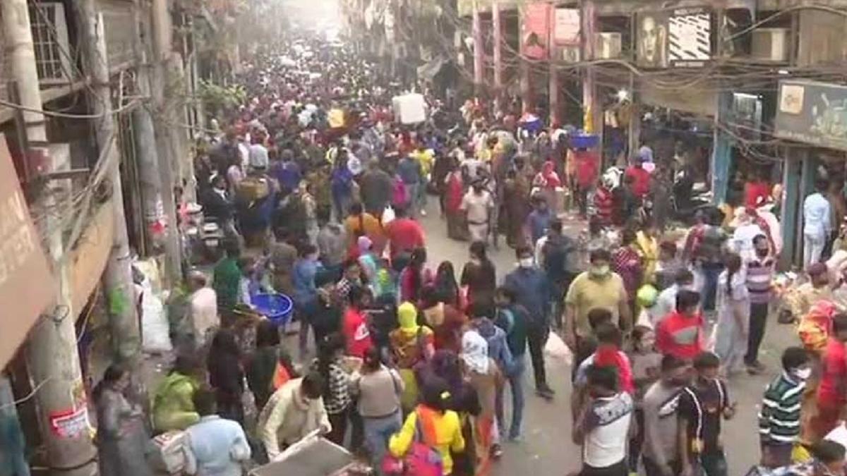 दिवाली पर दिल्ली के सदर बाजार में उमड़ी भीड़, लोगों ने पूछा- कोरोना छुट्टी पर है क्या - Coronavirus AajTak