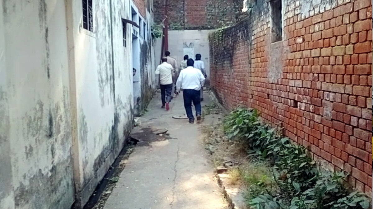 गाय की पीठ में धंसा था चाकू, जान बचाने पीछे भागती रही पुलिस की जीप.