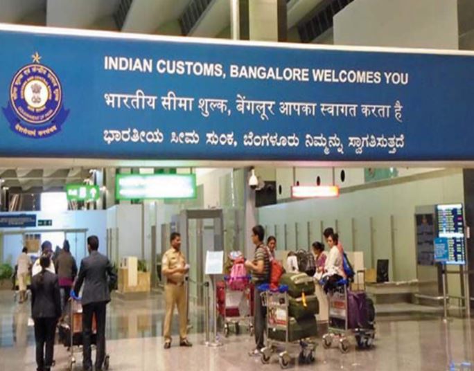 सोना छुपा कर ले जा रही थी दो महिला