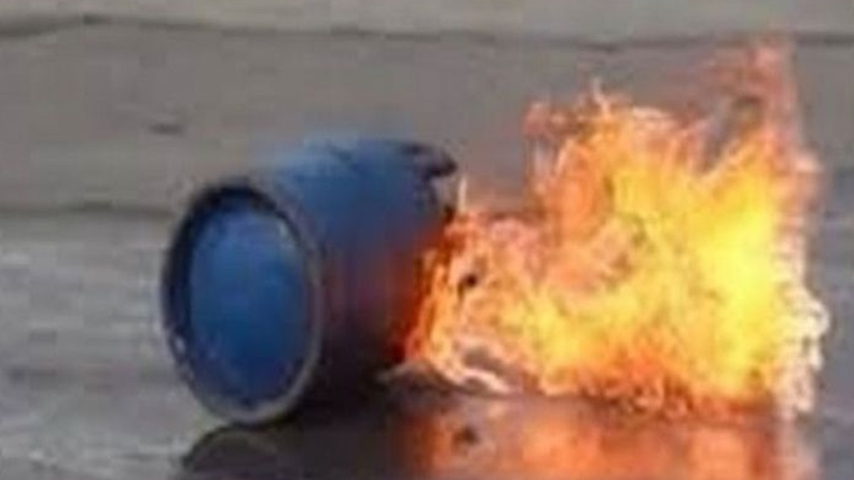 सिलेंडर में लगी आग तो सड़क पर रखा, विस्‍फोट के बाद क्‍लीनिक में घुसे टुकड़े.