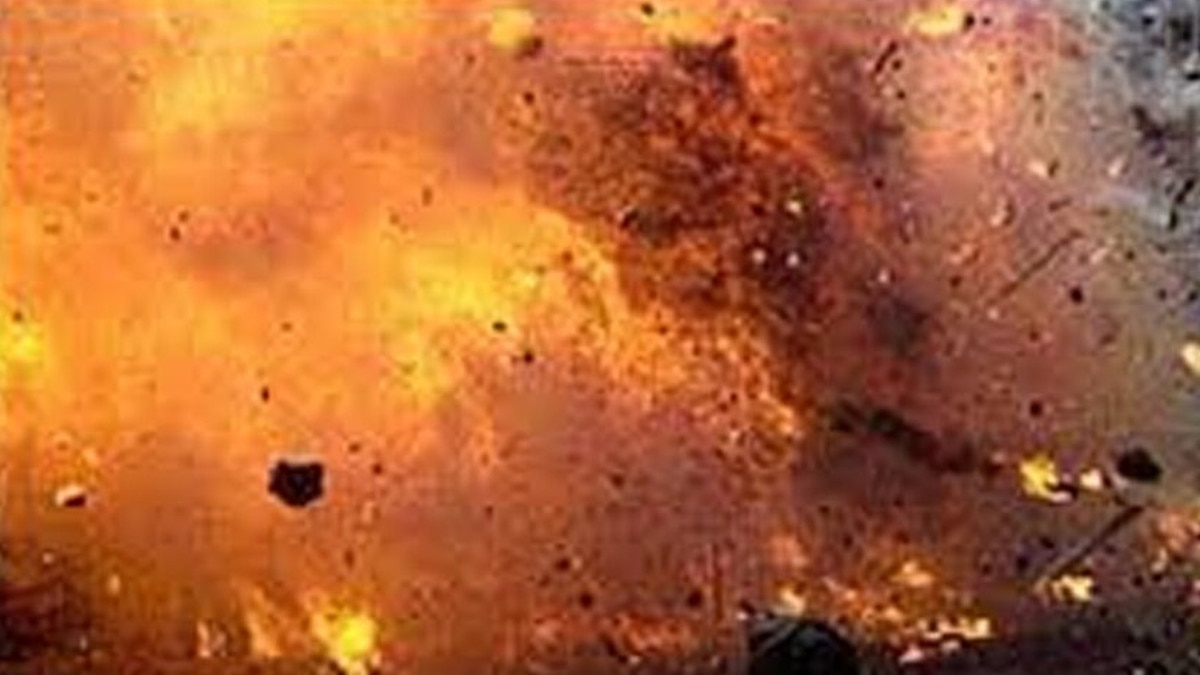 सिलेंडर में लगी आग तो सड़क पर रखा, विस्‍फोट के बाद क्‍लीनिक में घुसे टुकड़े.