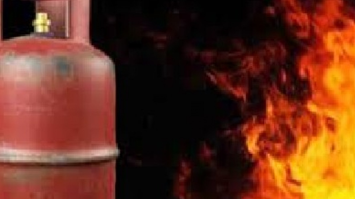 सिलेंडर में लगी आग तो सड़क पर रखा, विस्‍फोट के बाद क्‍लीनिक में घुसे टुकड़े.