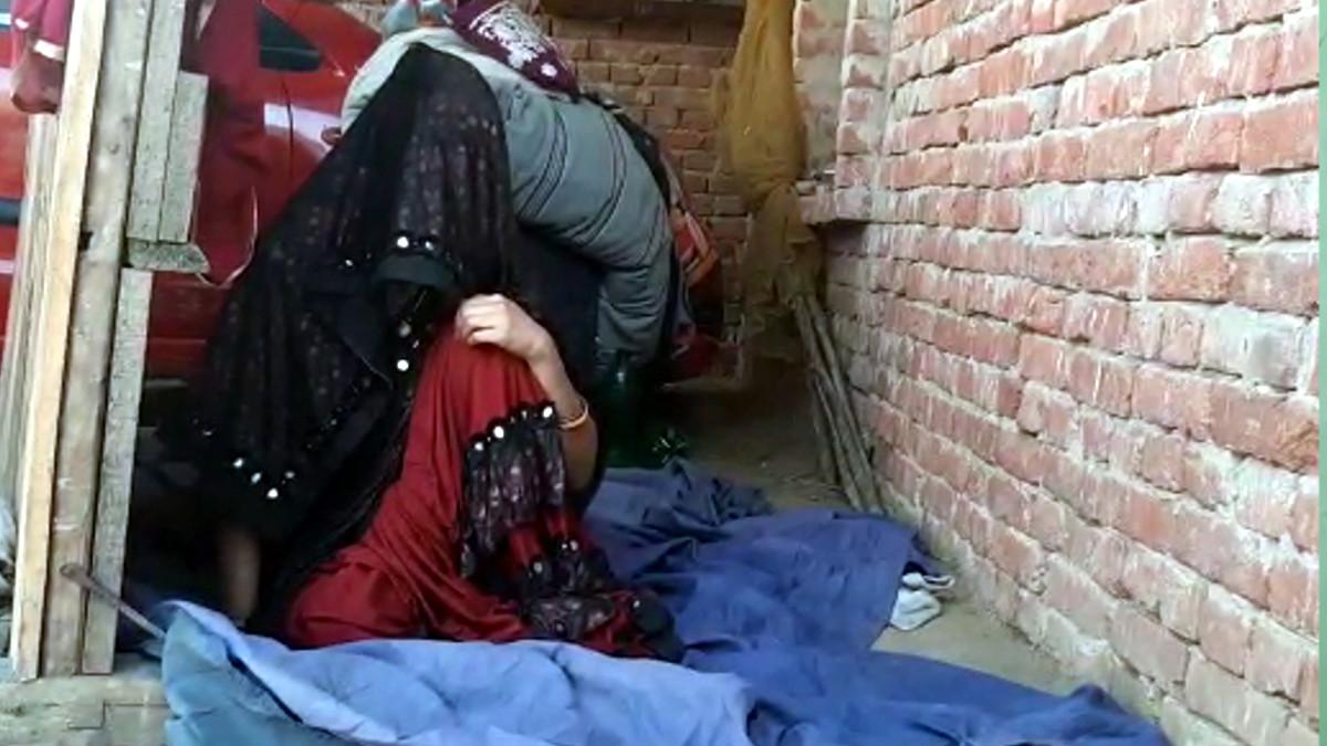 घर के बाहर बैठी डॉक्‍टर की पत्‍नी.