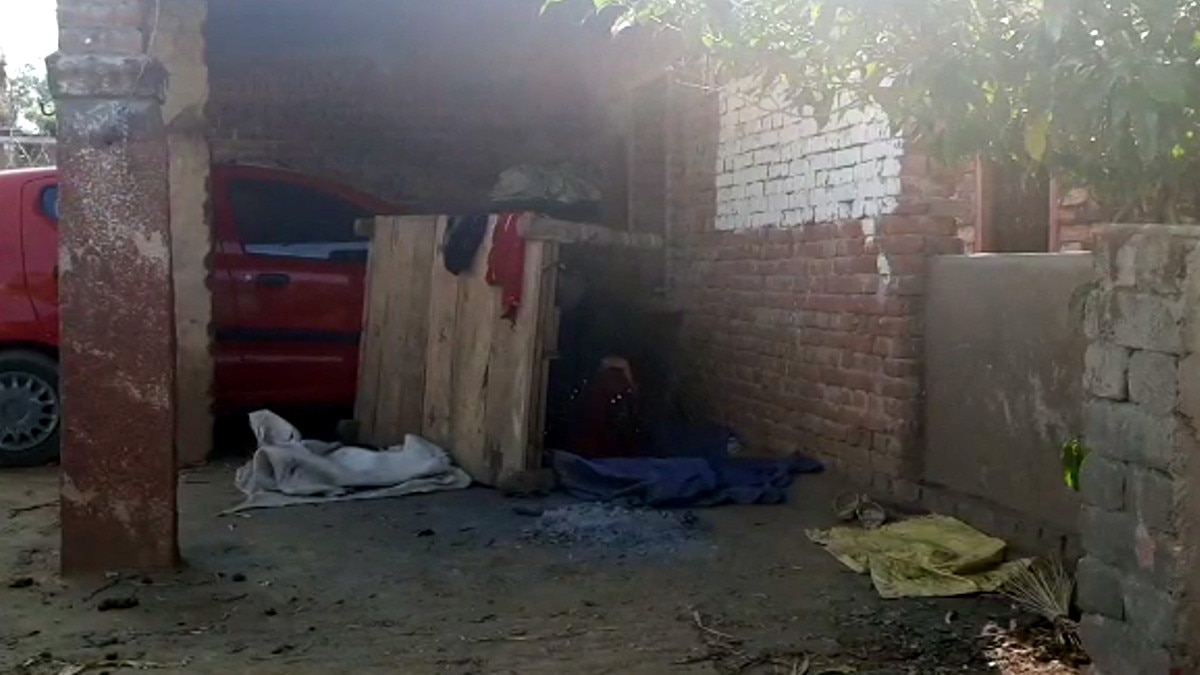 घर का ताला लगाकर डॉक्‍टर पति फरार, 12 दिनों तक घर के बाहर बैठी रही पत्‍नी 