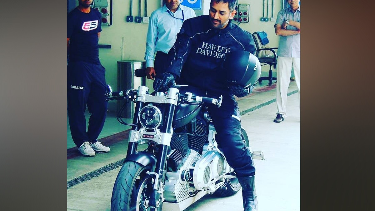 रांची की सड़कों पर बाइक चला रहे हैं धोनी, IPL से चेन्नई सुपर किंग्स की टीम हो चुकी है बाहर.