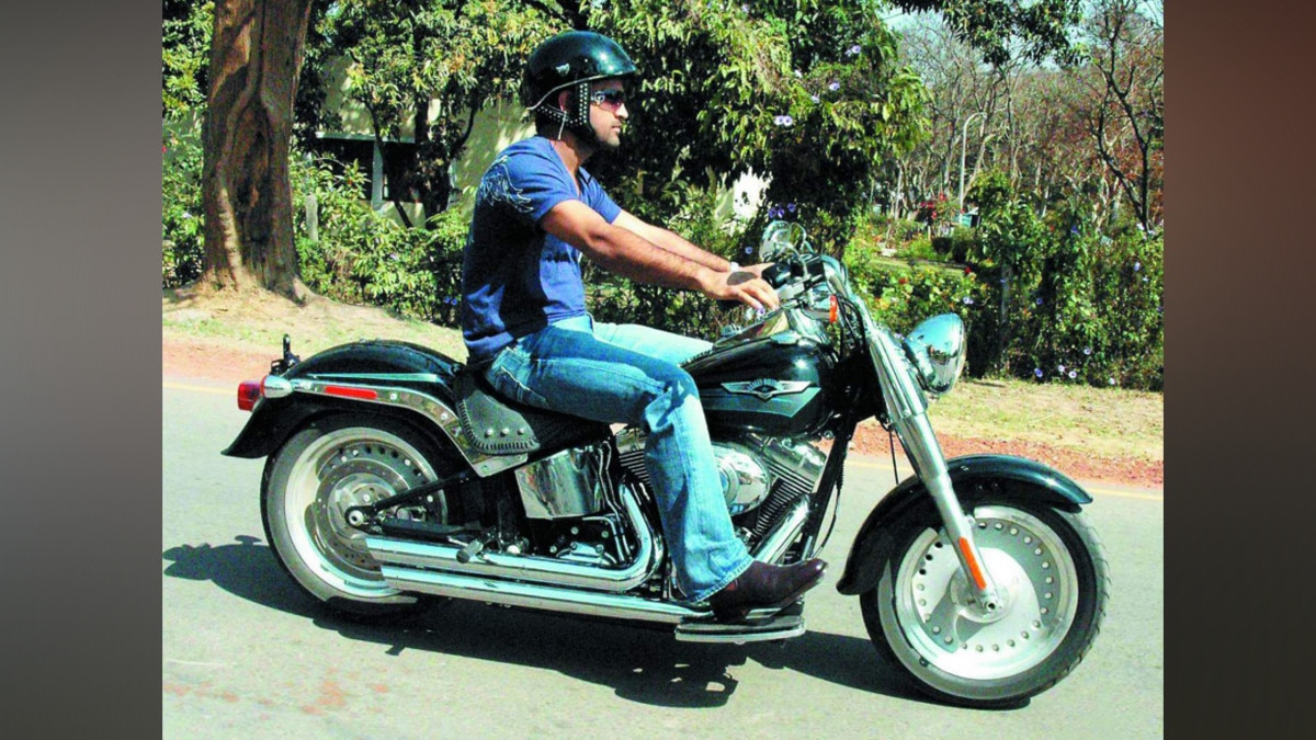 रांची की सड़कों पर बाइक चला रहे हैं धोनी, IPL से चेन्नई सुपर किंग्स की टीम हो चुकी है बाहर.