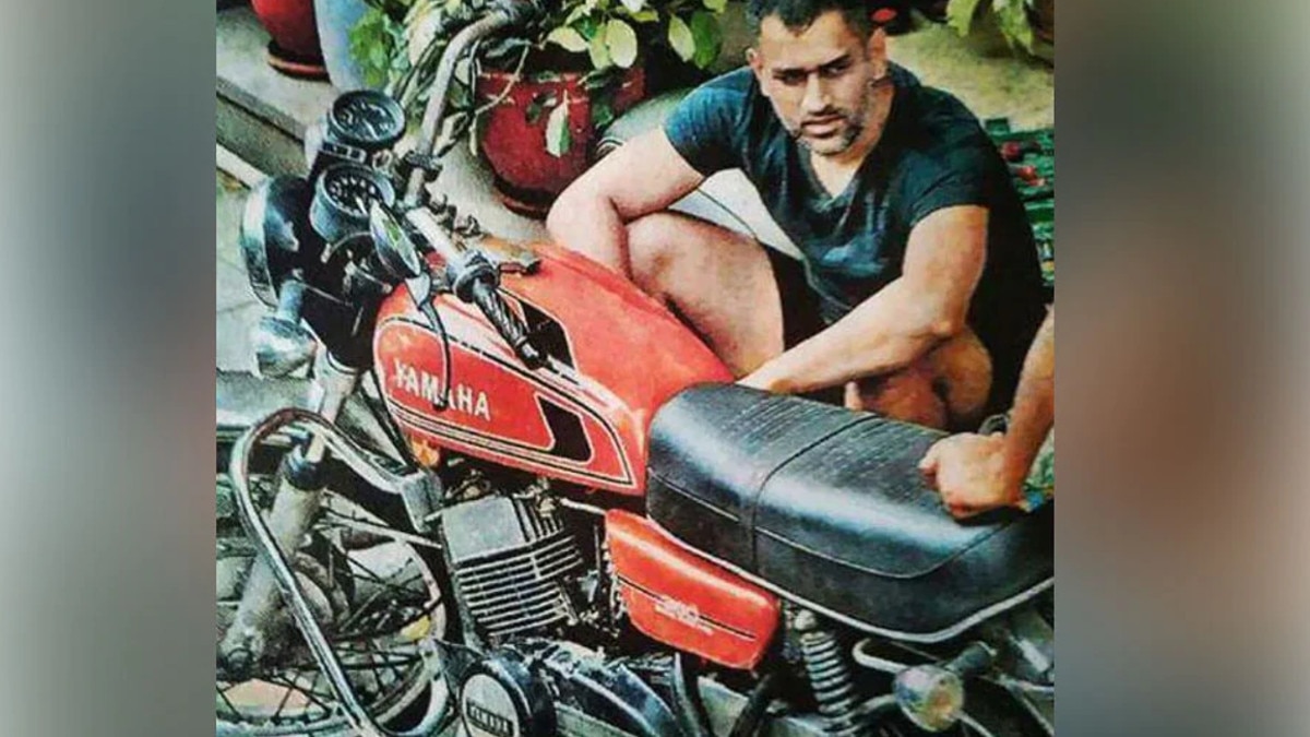 रांची की सड़कों पर बाइक चला रहे हैं धोनी, IPL से चेन्नई सुपर किंग्स की टीम हो चुकी है बाहर.