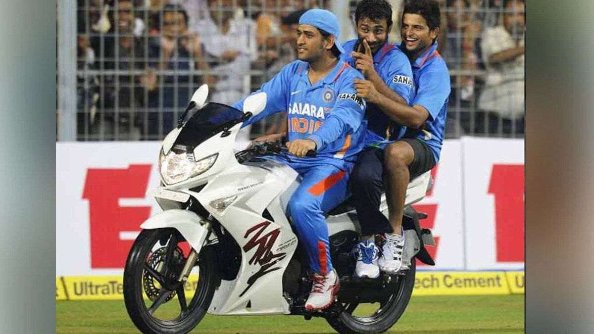 रांची की सड़कों पर बाइक चला रहे हैं धोनी, IPL से चेन्नई सुपर किंग्स की टीम हो चुकी है बाहर.