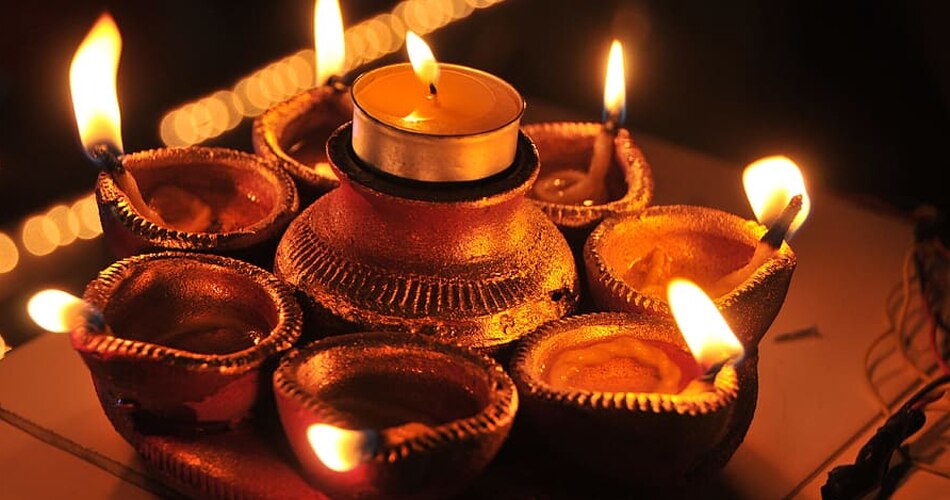देश भर में आज मनाई जा रही है दिवाली
