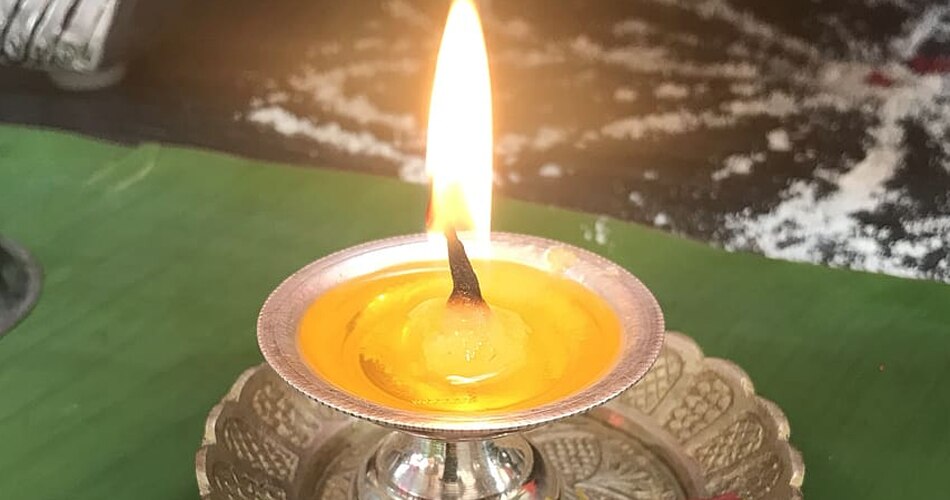 तेल का दीपक जलाएं