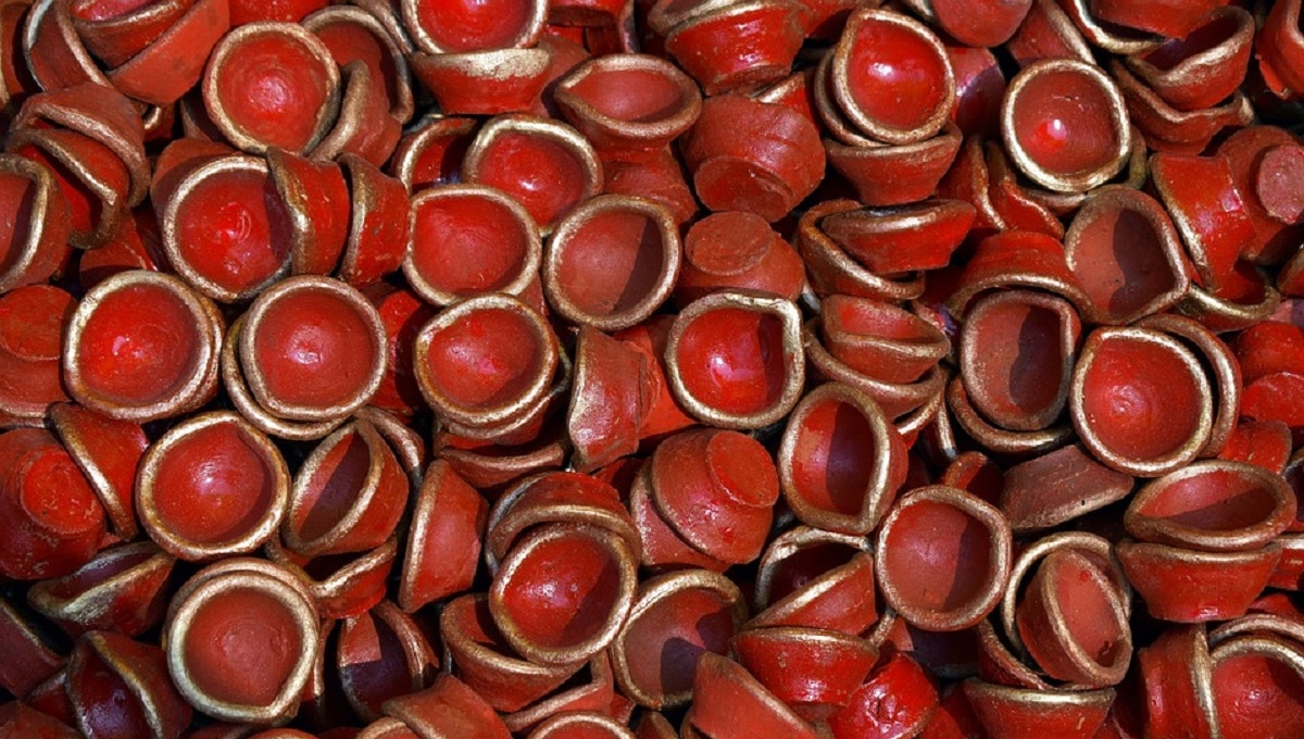 1. मिट्टी के दीपक