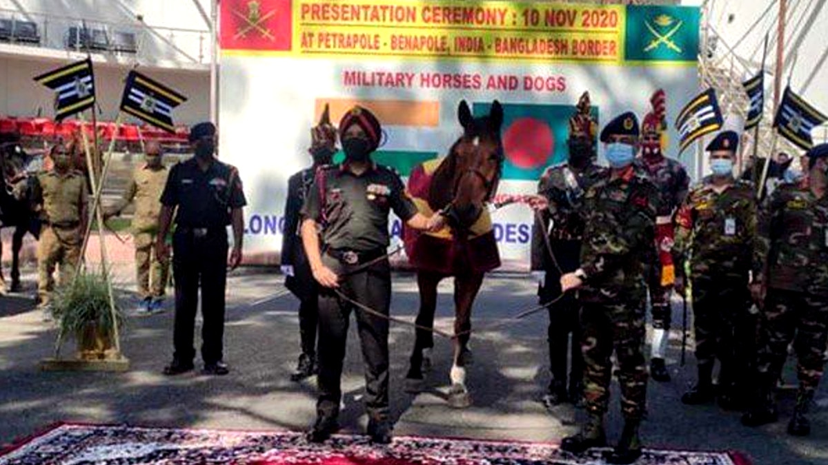 Dhaka : भारतीय सेना ने 20 सैन्य घोड़े और बारूदी सुरंग का पता लगाने वाले 10 कुत्ते बांग्लादेशी सेना को दिए.