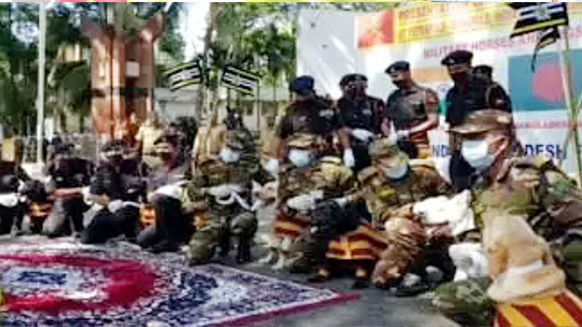 Dhaka : भारतीय सेना ने 20 सैन्य घोड़े और बारूदी सुरंग का पता लगाने वाले 10 कुत्ते बांग्लादेश सेना को दिए.