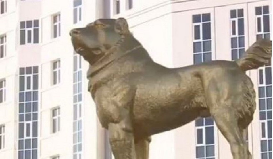 कुत्ते की बनाई 'सोने' की मूर्ति