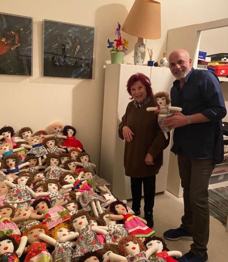 लड़कियों के लिए बूढ़ी महिला ने बनाई गुड़िया