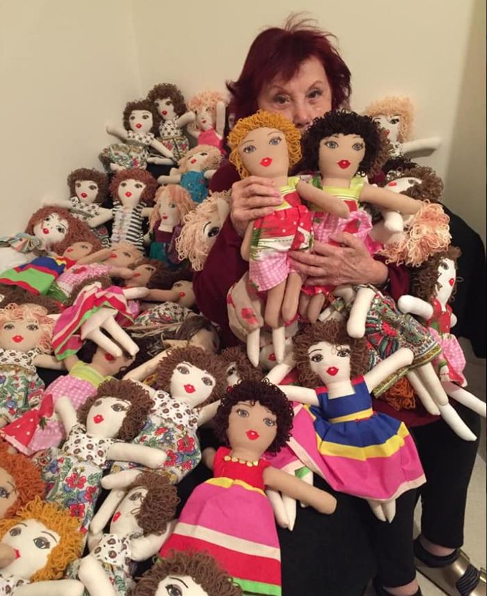 लड़कियों के लिए बूढ़ी महिला ने बनाई गुड़िया