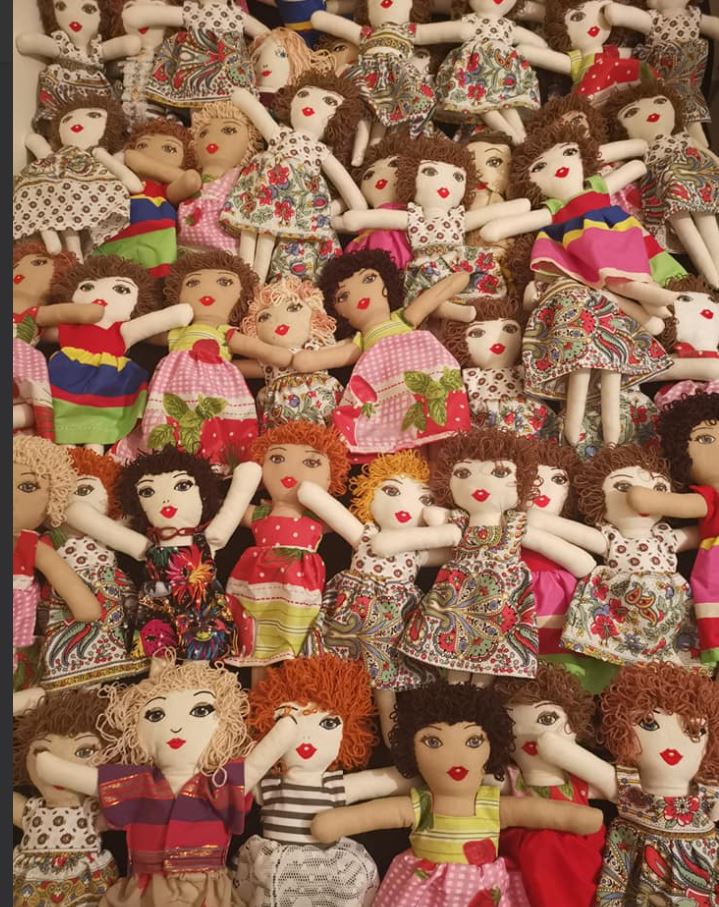 लड़कियों के लिए बूढ़ी महिला ने बनाई गुड़िया