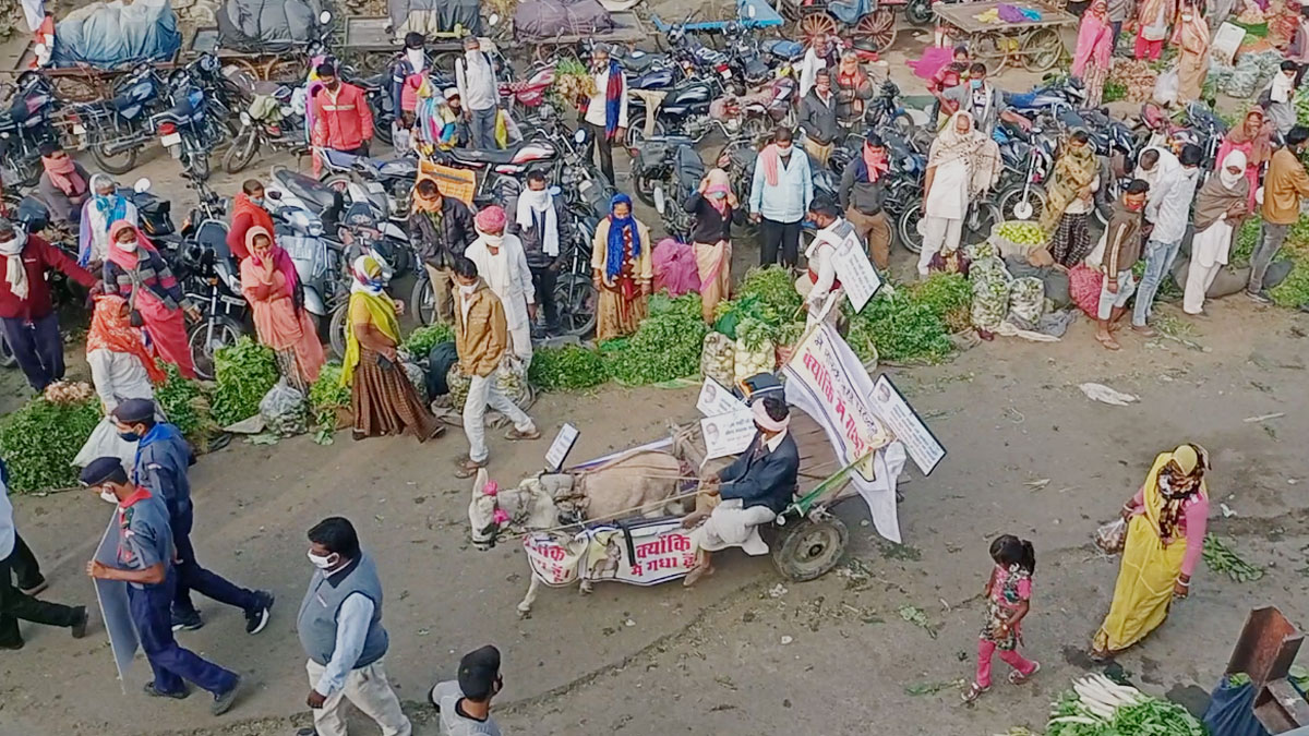 गधे का निकाला जुलूस (फोटो आजतक)