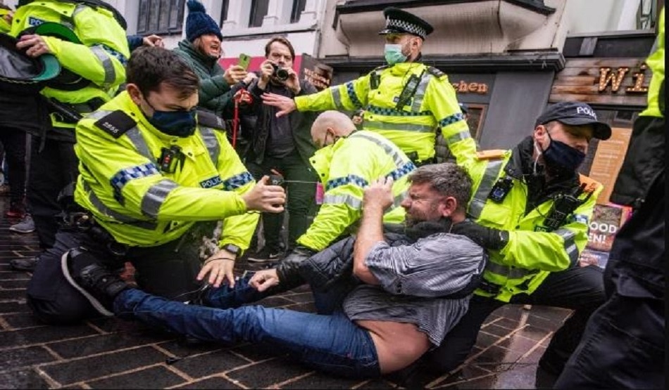 लॉकडाउन से भड़के इंग्लैंड