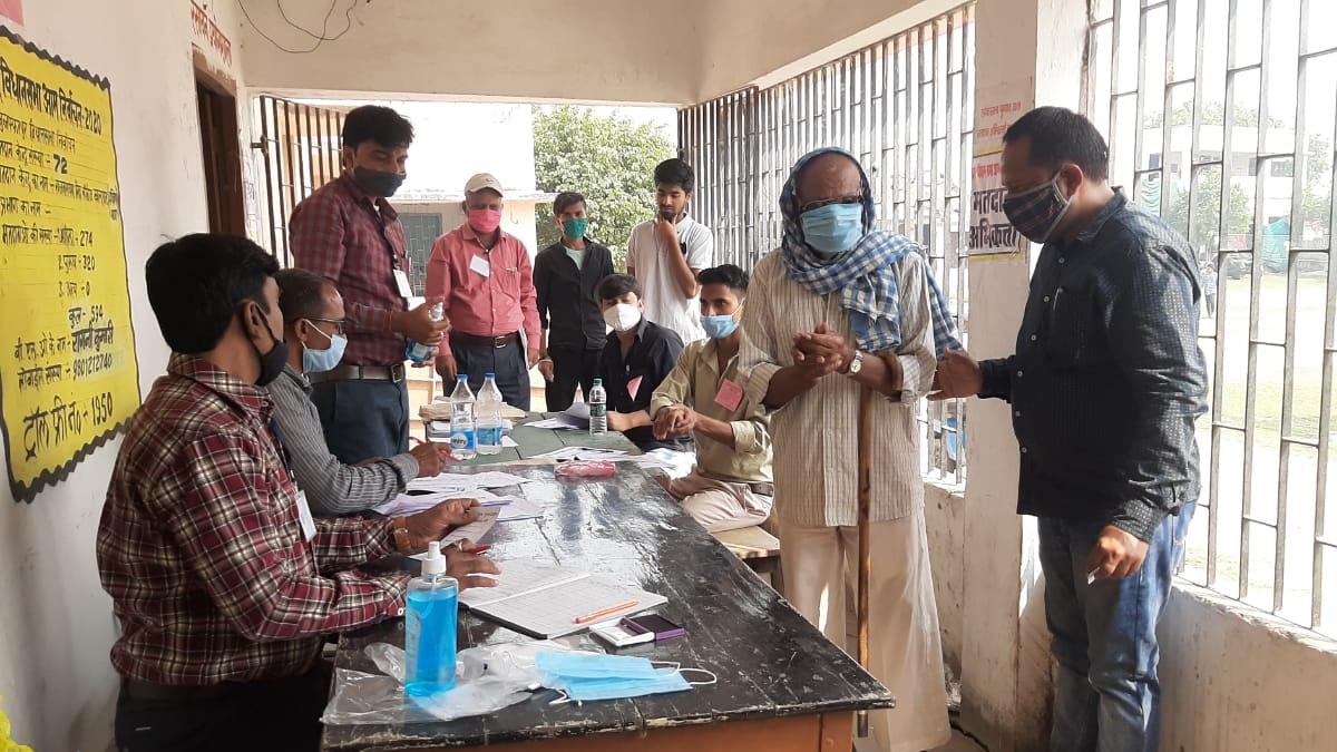 भतीजे के साथ पहुंचे वोट डालने के लिए.