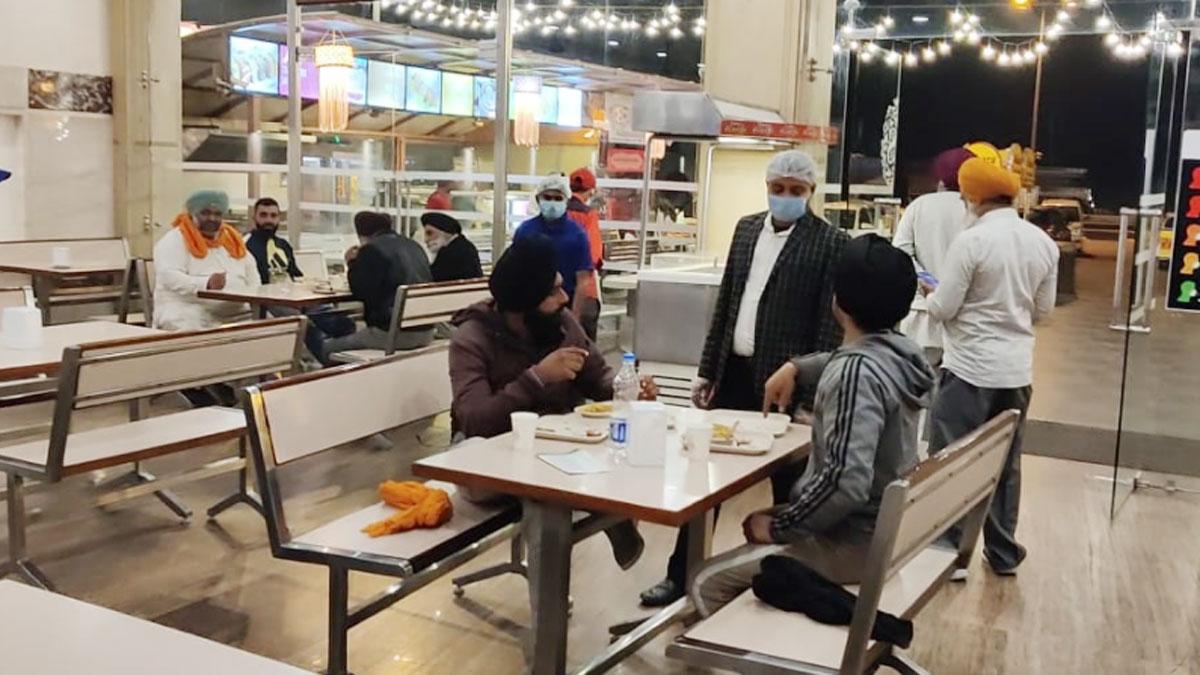 आंदोलनकारी किसानों  को मुफ्त खाना (फोटो- पवन राठी)