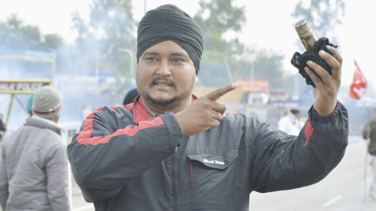 टियर गैस सेल दिखाता किसान प्रदर्शनकारी (फोटो पीटीआई)