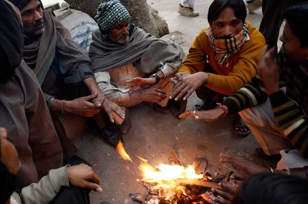 ठंड से ठिठुरने लगे लोग