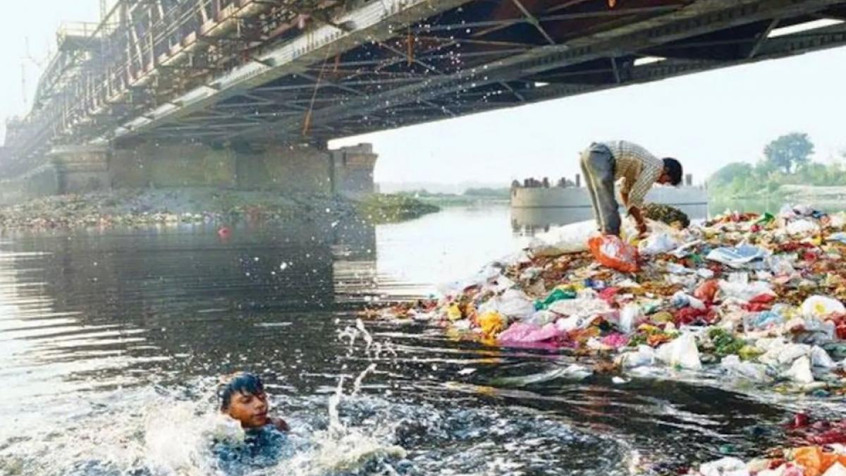 नदी का पानी खून की तरह हुआ लाल