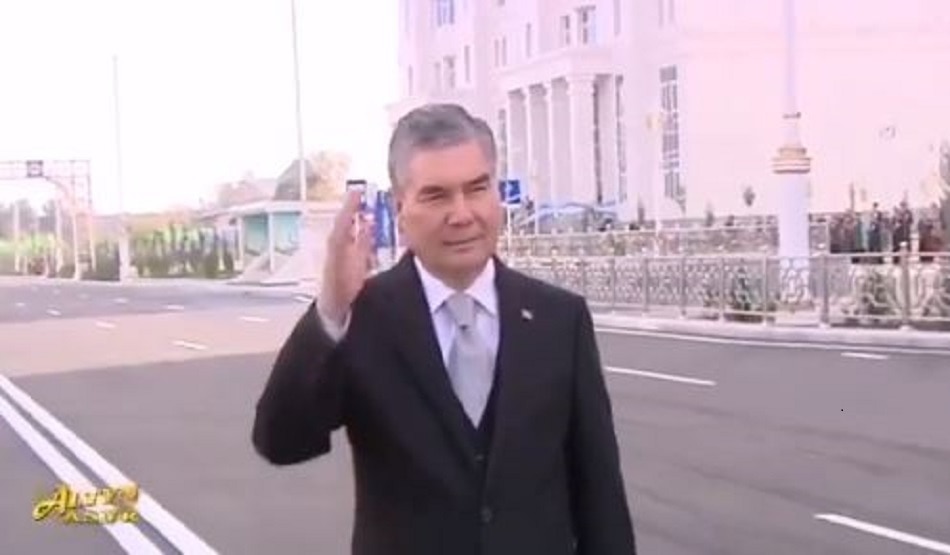 कुत्ते की बनाई 'सोने' की मूर्ति