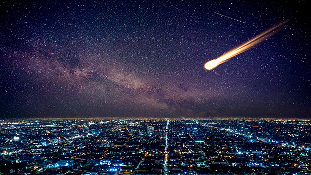 Fireball Bolide spotted in Sky Over Japan 