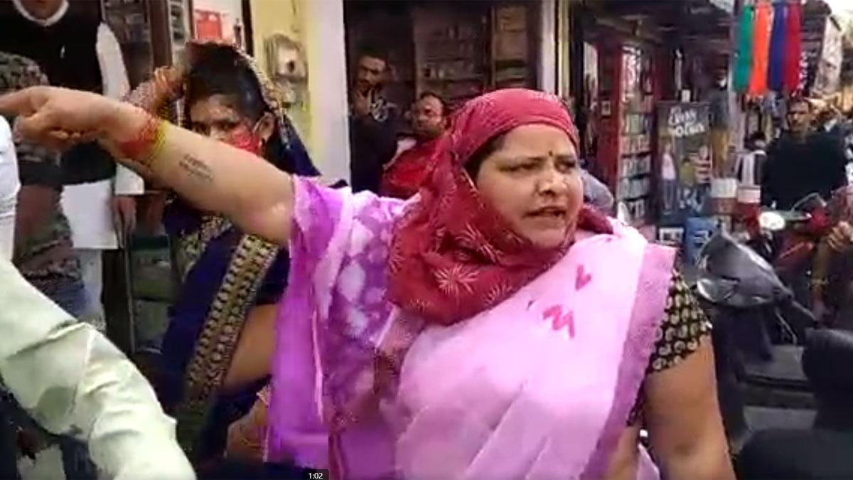 महिला ने तोड़ा ट्रैफिक पुलिसकर्मी का मोबाइल (फोटो आजतक)