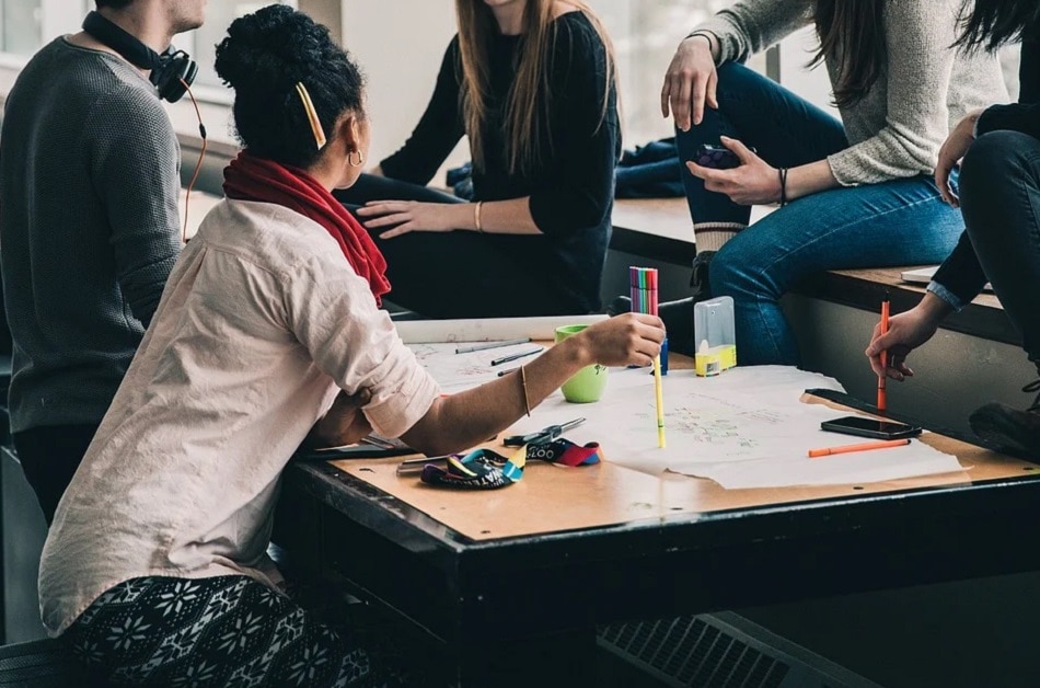 करीब रहते हैं दोस्त