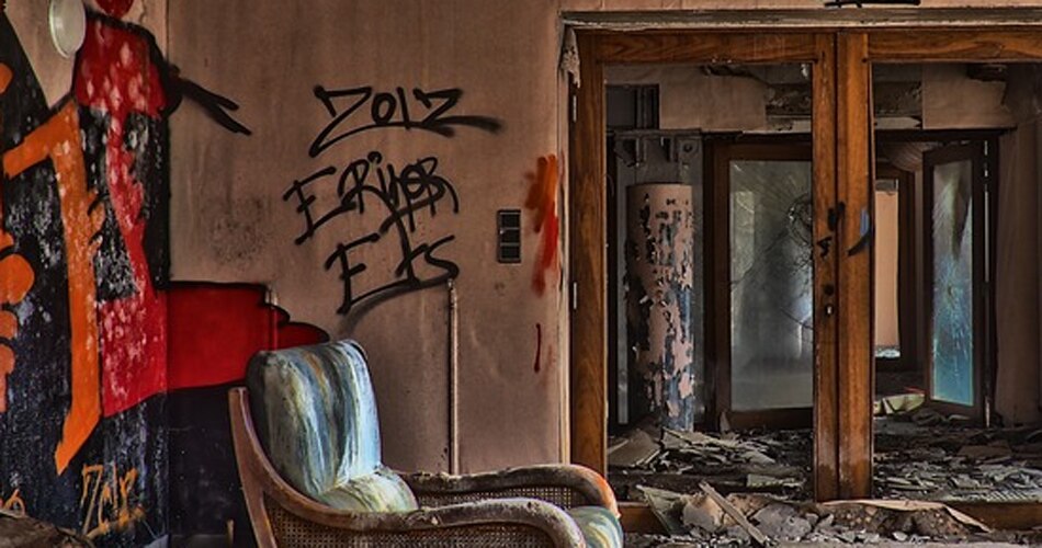 टूटा फर्नीचर