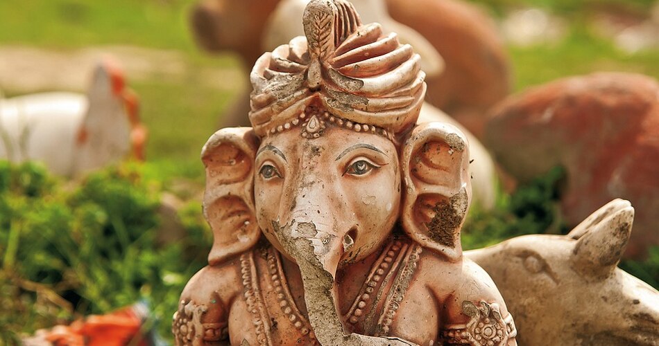 टूटी मूर्ति हटाएं