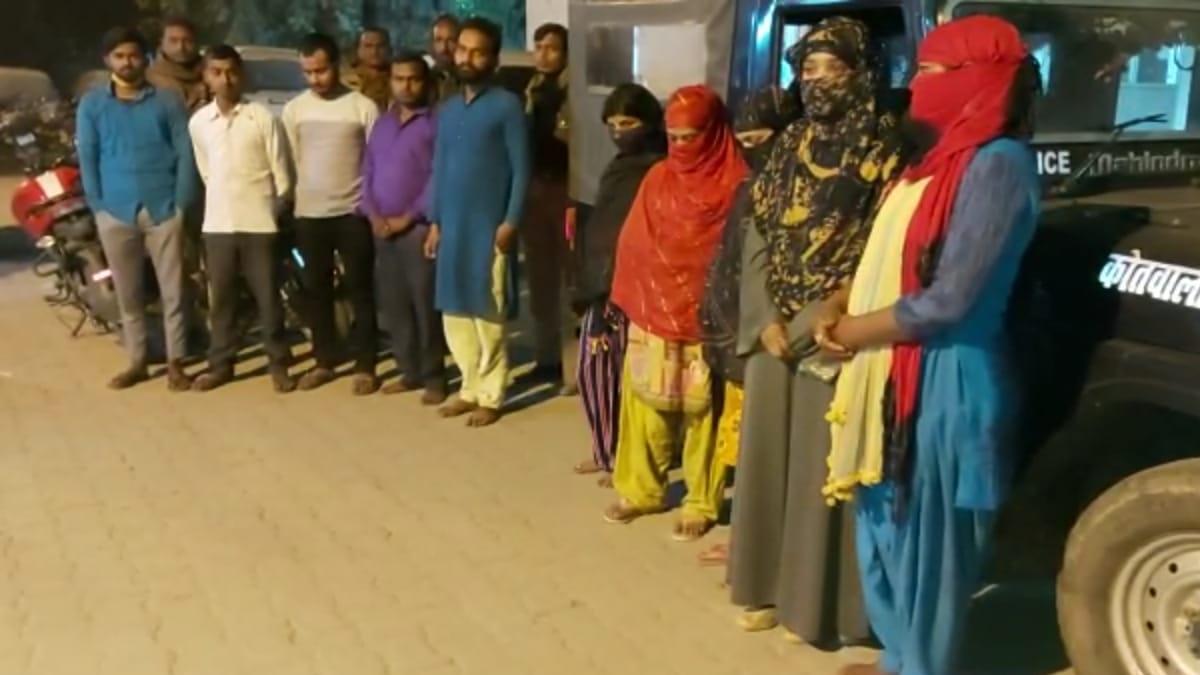  सेक्स रैकेट संचालिका हुई मौके से फरार.